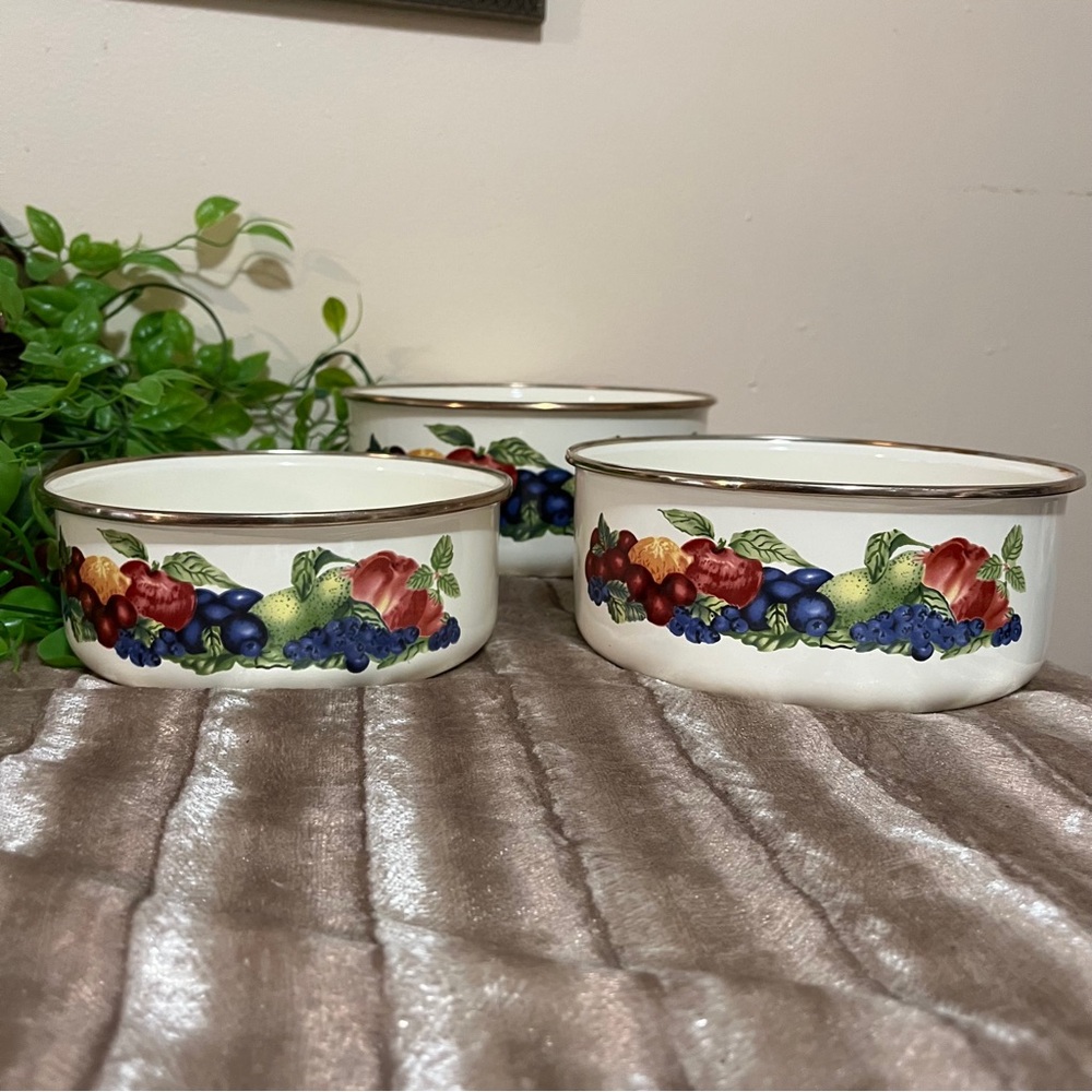 3 BOWLS ENAMEL NESTING NWOT VTG White, Silver Rim Vibrant Colored Fruit NO FLAWS